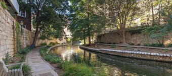 Cozy 2-BR On Rvrwalk, Gym&Parking, Near Conv Ctr