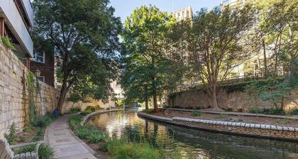 Cozy 2-BR On Rvrwalk, Gym&Parking, Near Conv Ctr