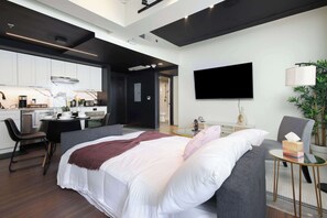 2 bedrooms, iron/ironing board, travel crib, free WiFi - Cozy 2-BR On Rvrwalk, Gym&Parking, Near Conv Ctr (San Antonio)