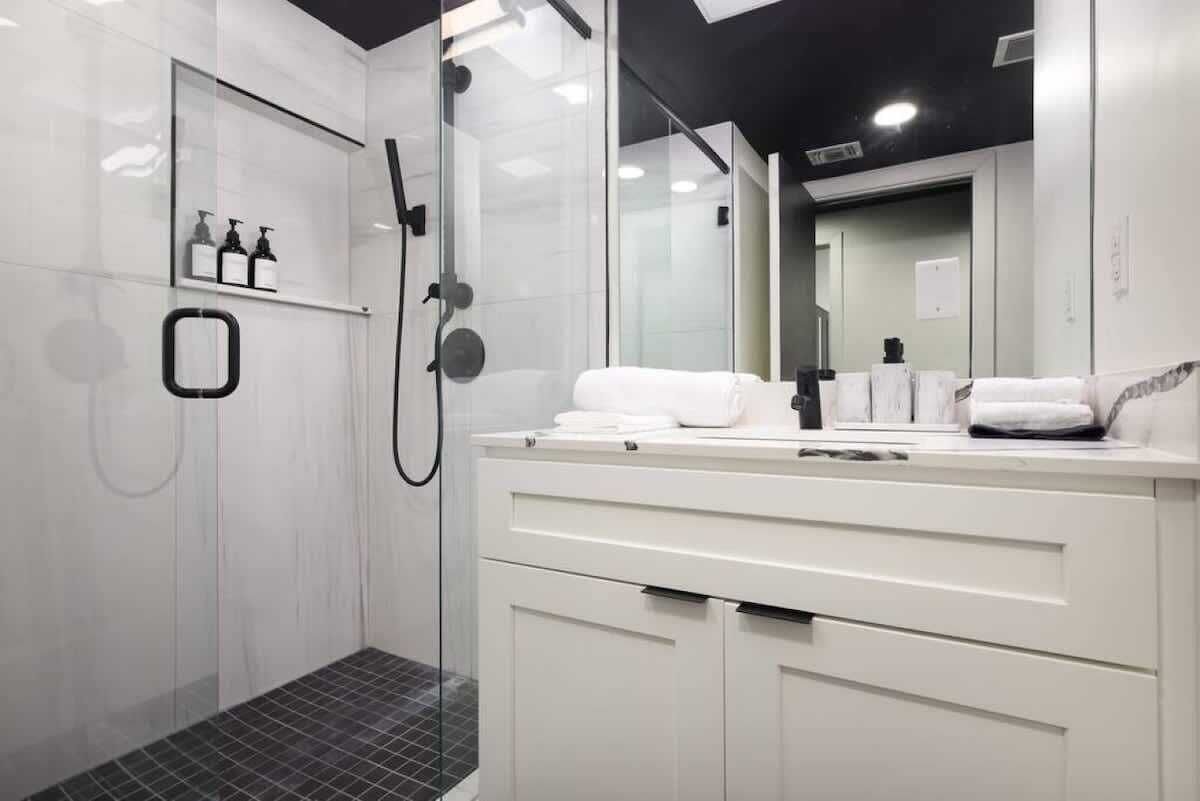 Douche, sèche-cheveux, serviettes fournies