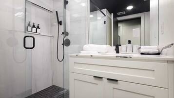 Douche, sèche-cheveux, serviettes fournies