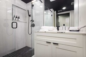 Suihku, hiustenkuivaaja, pyyhkeet