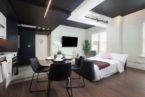 2 soverom, strykejern/-brett, reiseseng for barn og wi-fi (inkludert)