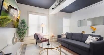 Cozy 2BR On Rvrwalk Gym and Parking Near Conv Ctr
