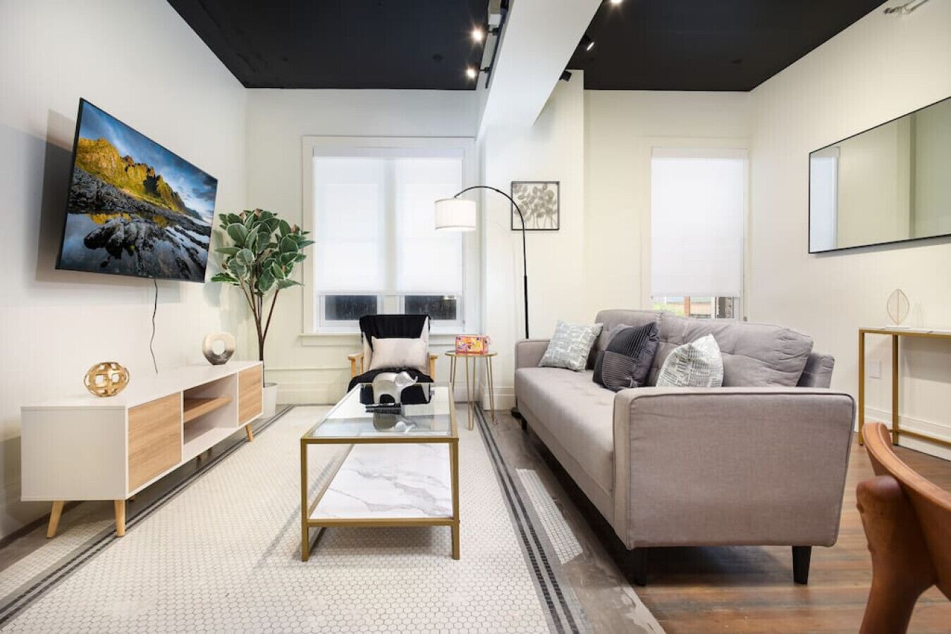 Stylish&Historic 2BD On Riverwalk|Gym|Free Parking