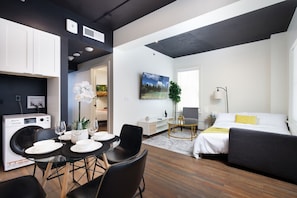1 chambre, bureau, fer et planche Ă repasser, lit parapluie