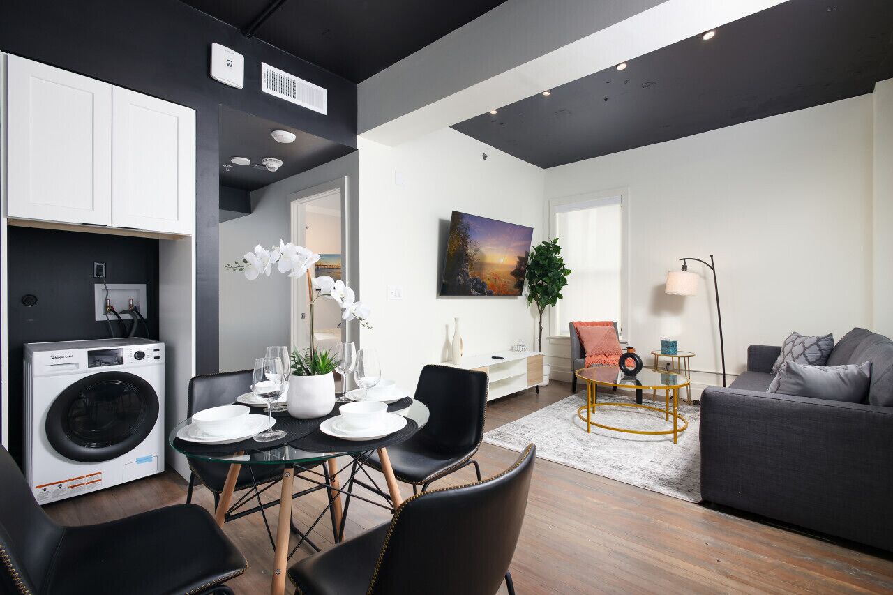 Stylish&Historic 1BD On Riverwalk|Gym|Free Parking