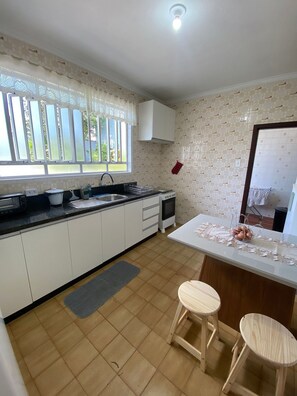 Villa | Private kitchen | Fridge, microwave, blender, toaster oven - Casa Confortável 02  (Joinville)