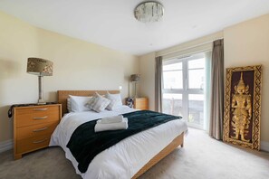 2 bedrooms, iron/ironing board, WiFi, bed sheets - Modern 2-bed retreat at Bridgewater Lodge, scenic views and a cosy getaway! (Windsor)