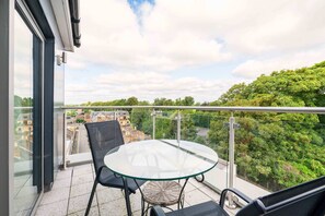 Outdoor dining - Modern 2-bed retreat at Bridgewater Lodge, scenic views and a cosy getaway! (Windsor)