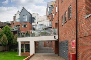 Exterior - Modern 2-bed retreat at Bridgewater Lodge, scenic views and a cosy getaway! (Windsor)