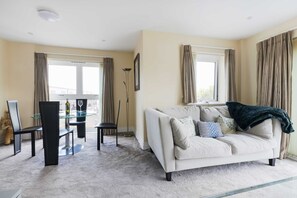 Living area - Modern 2-bed retreat at Bridgewater Lodge, scenic views and a cosy getaway! (Windsor)