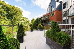 Property grounds - Modern 2-bed retreat at Bridgewater Lodge, scenic views and a cosy getaway! (Windsor)