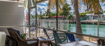 Casita Blanca - Waterfront home, Beach Club w Pool