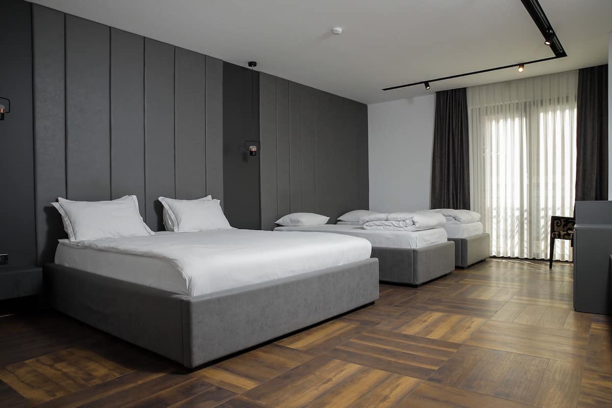 Deluxe-Vierbettzimmer | Schreibtisch, laptopgeeigneter Arbeitsplatz, schallisolierte Zimmer