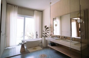 Hair dryer, towels, soap, toilet paper - Luna Ola Villa Berawa - 3 BR (Kuta Utara)