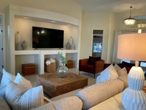 TV connectée, cheminée, table de tennis de table