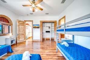 6 habitaciones, escritorio y tabla de planchar con plancha