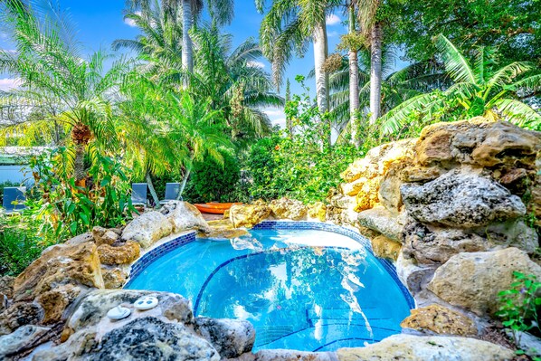 Una piscina al aire libre, una piscina climatizada