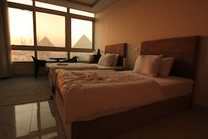 1 bedroom, iron/ironing board, WiFi, bed sheets - Experience Majestic Views: Luxurious Hotel Steps Away from the Pyramids (Giza Governorate)