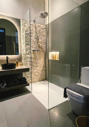 Serviettes fournies, savon, papier de toilette