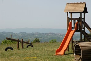 Children's area - Po' del Vento 2: a view on Tuscany and Umbria, in a huge park, heated pool... (Città della Pieve)