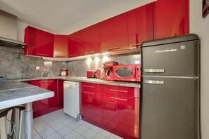 Réfrigérateur, micro-ondes, four, lave-vaisselle