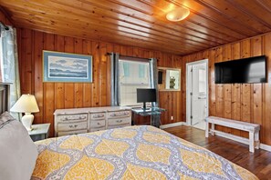 4 bedrooms, desk, free WiFi