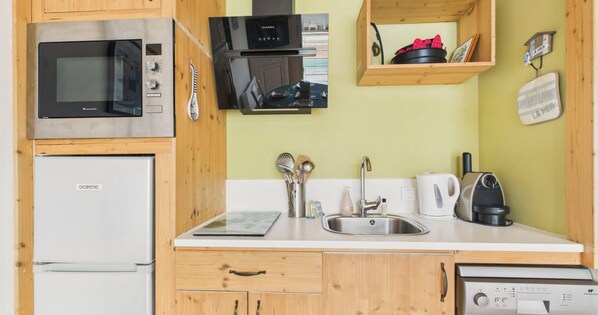 Een koelkast, een microgolfoven, een vaatwasser