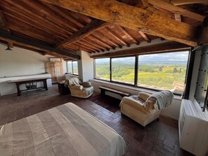3 chambres, bureau, fer et planche à repasser, lit parapluie