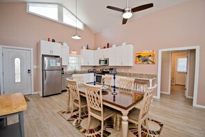 ثلاجة، ميكروويف، غسالة أطباق، ماكينة لصنع القهوة/الشاي