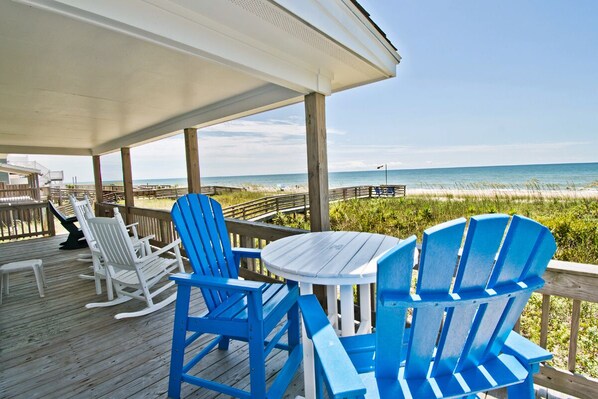 Outdoor dining - Hide 'n Sea, Oceanfront House in Emerald Isle, NC! (Emerald Isle)