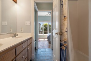 5 bedrooms, WiFi - Hunt For The Best, Oceanfront House in Pine Knoll Shores, NC! (Pine Knoll Shores)