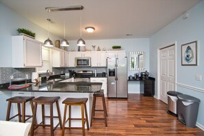 Refrigerador, microondas, horno, lavavajillas