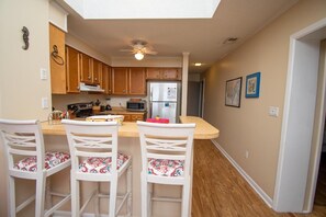 Kylskåp, mikrovågsugn, ugn och diskmaskin