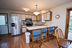 Kjøleskap, mikrobølgeovn, ovn og oppvaskmaskin