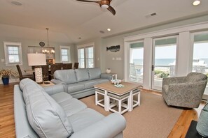 Een televisie, een open haard, videogames en een dvd-speler