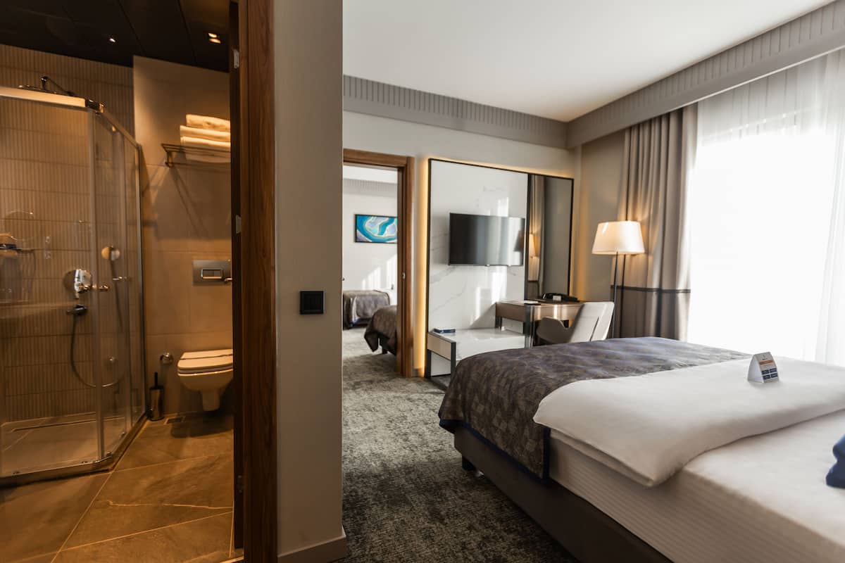 Grand kamer | Luxe beddengoed, een minibar, een kluis op de kamer, een bureau