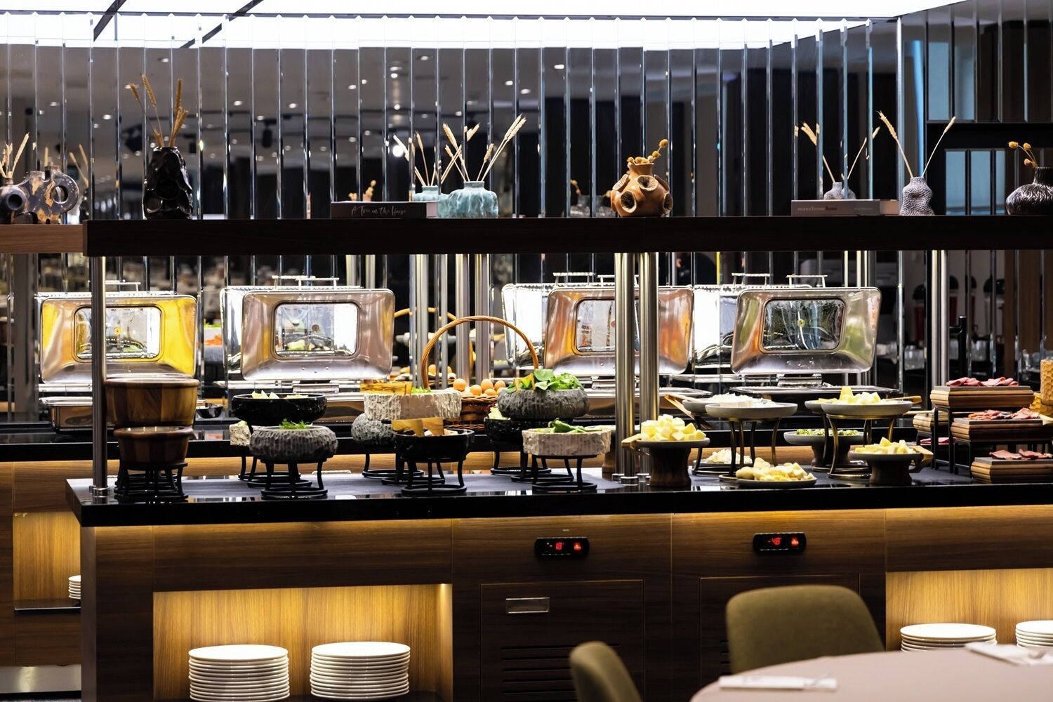 Un buffet proposant une variété de plats et agrémenté de vases décoratifs.