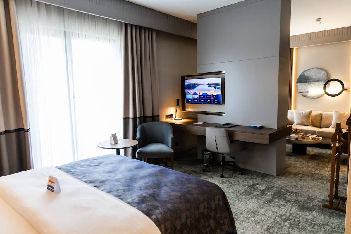 Luxe tweepersoonskamer | Luxe beddengoed, een minibar, een kluis op de kamer, een bureau