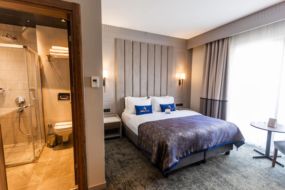 Standaard tweepersoonskamer | Luxe beddengoed, een minibar, een kluis op de kamer, een bureau