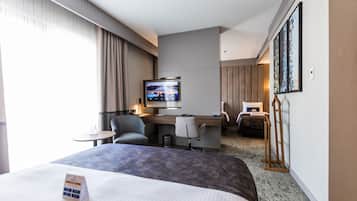 Familie vierpersoonskamer | Luxe beddengoed, een minibar, een kluis op de kamer, een bureau