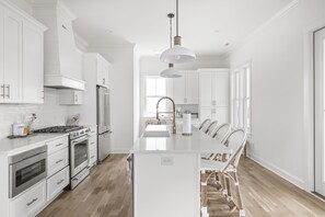 Kj øleskap, mikrobølgeovn, ovn og oppvaskmaskin