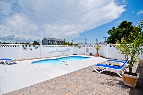 License to Chill, Almost Oceanfront House in Emerald Isle, NC!