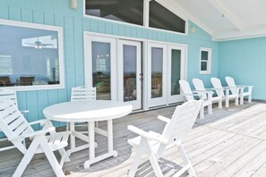 屋外ダイニングエリア