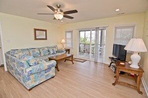 Living area - Nuthin But Sun, Almost Oceanfront House in Emerald Isle, NC! (Emerald Isle)