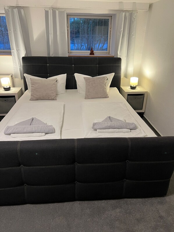 1 habitación, escritorio, tabla de planchar con plancha y cuna de viaje