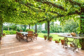 Outdoor dining - A Green Gate to Rome (Roma)