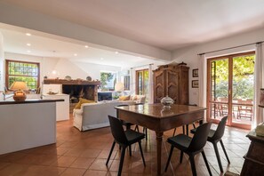 Interior - A Green Gate to Rome (Roma)