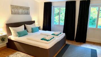 5 Schlafzimmer, Schreibtisch, Bügeleisen/Bügelbrett, Reisekinderbett